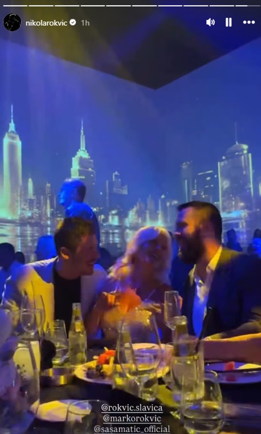 Nikola Rokvić sa majkom i bratom