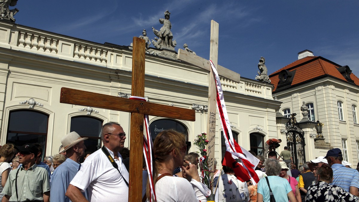 - To pewien akt desperacji, to kryzys zaufania do państwa. Jest to także ewidentnie konflikt wartości - powiedział w TVN 24 Jerzy Śliwa. Jak dodał, "jeśli wojna będzie trwać dalej, to z krzyża zrobi się z relikwia". Mediator skomentował w ten sposób wczorajsze przepychanki przed Pałacem Prezydenckim, skutkiem których było pozostawienia krzyża upamiętniającego ofiary katastrofy smoleńskiej przed budynkiem.