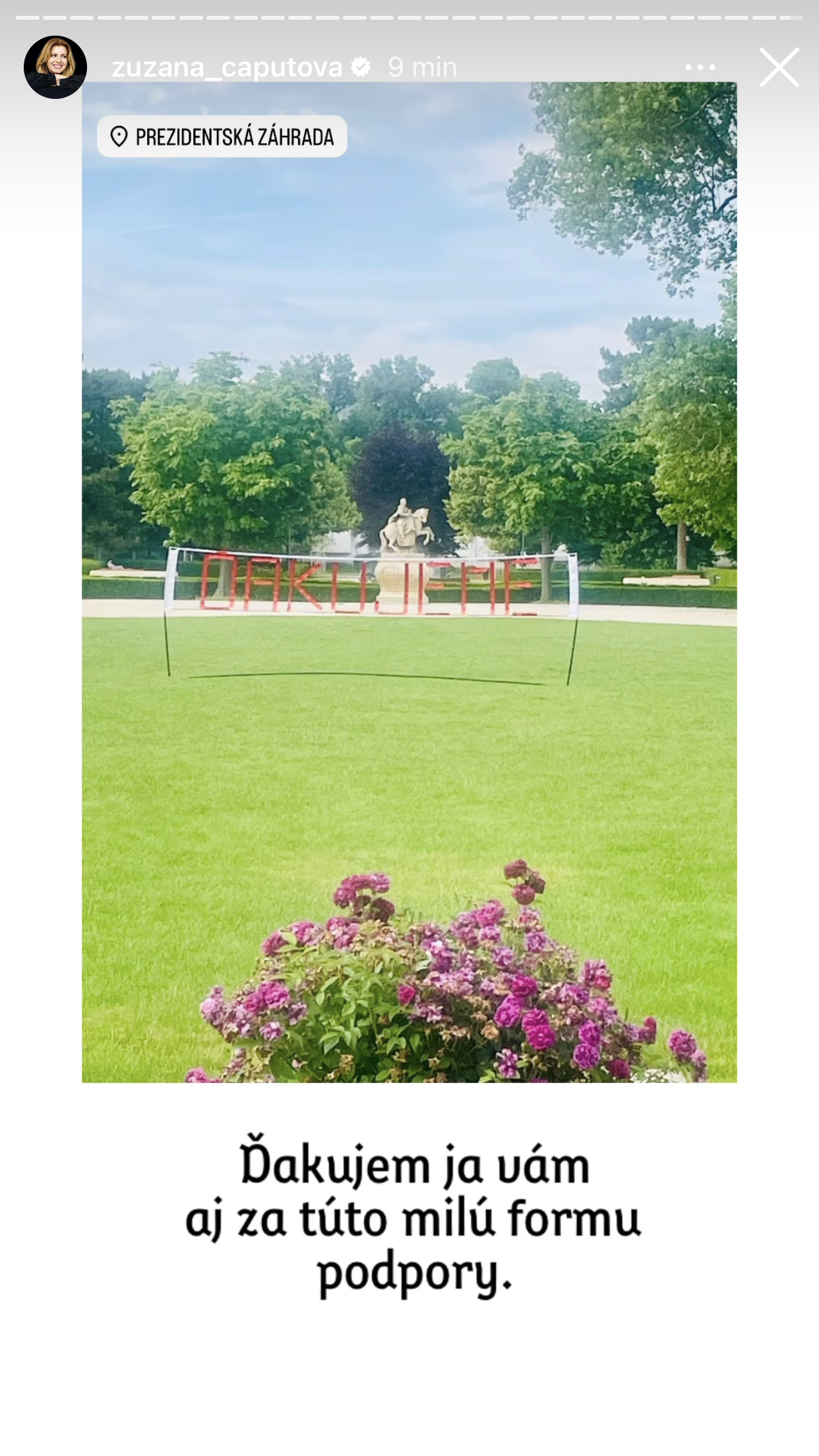 Prezidentka Zuzana Čaputová si našla v Grassalkovichovej záhrade krásny odkaz.