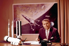 Wernher von Braun za swoim biurkiem. 