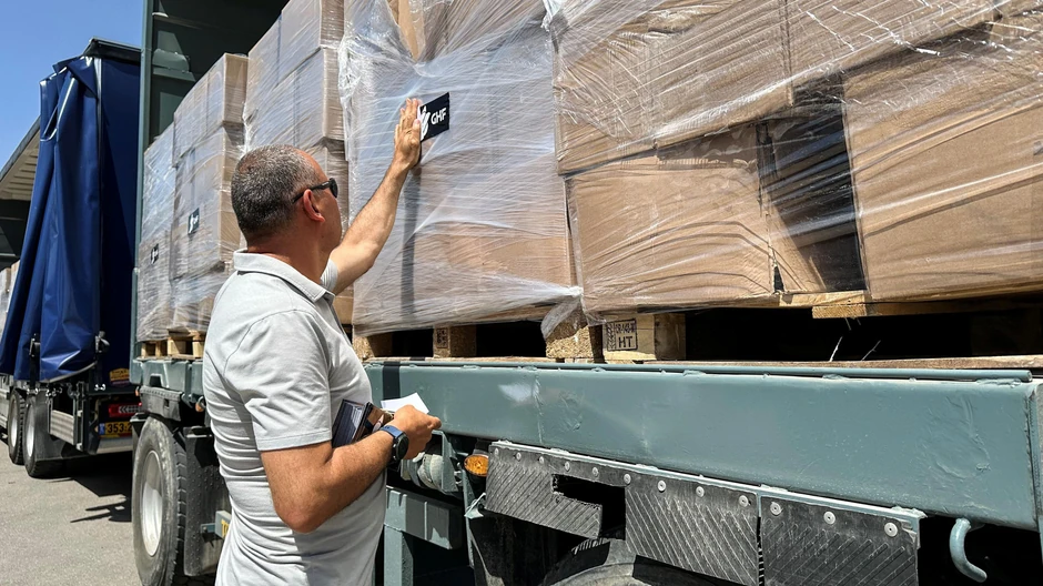 Kamioni koji nose pomoć obeleženi sa GHF viđeni su na prelazu Kerem Šalom između Izraela i Gaze, na izraelskoj strani | Foto: Reuters