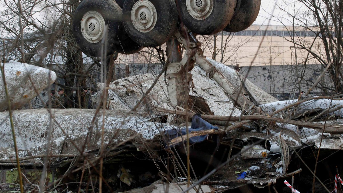 Pierwszy pilot Tu-154, który rozbił się 10 kwietnia pod smoleńskiem, kpt. Arkadiusz Protasiuk nigdy nie ćwiczył na symulatorze lotu Tupolewa jako pierwszy pilot - poinformowało radio RMF FM.