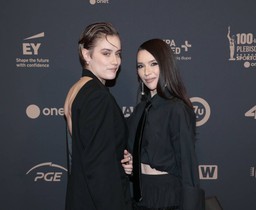 gala mistrzów sportu. katarzyna zillmann i janja lesar razem na czerwonym dywanie