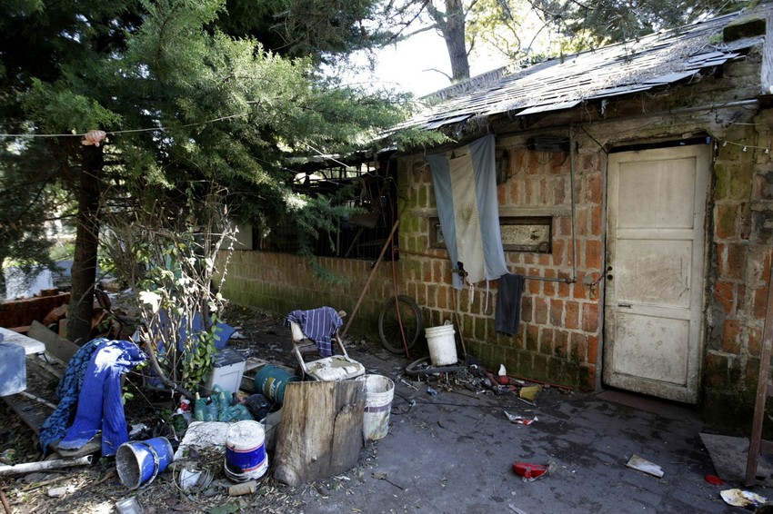 U ovoj kući je monstrum držao ženu i sina