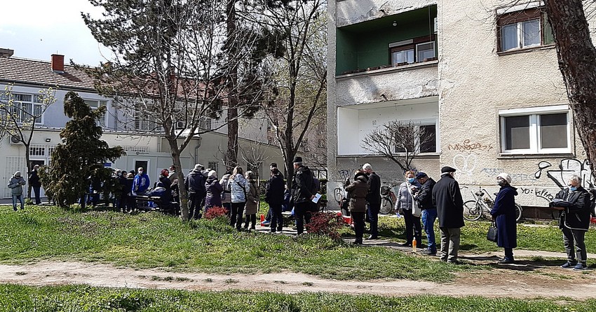 Red ispred ambulante u Kumičićevoj