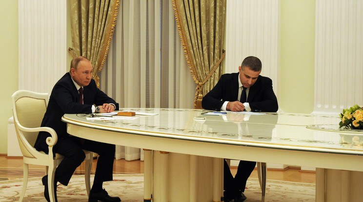 A Kreml által közreadott képen Vlagyimir Putyin orosz elnök Orbán Viktor miniszterelnökkel folytatott tárgyalásán Moszkvában 2022. február 1-jén. MTI/Kreml