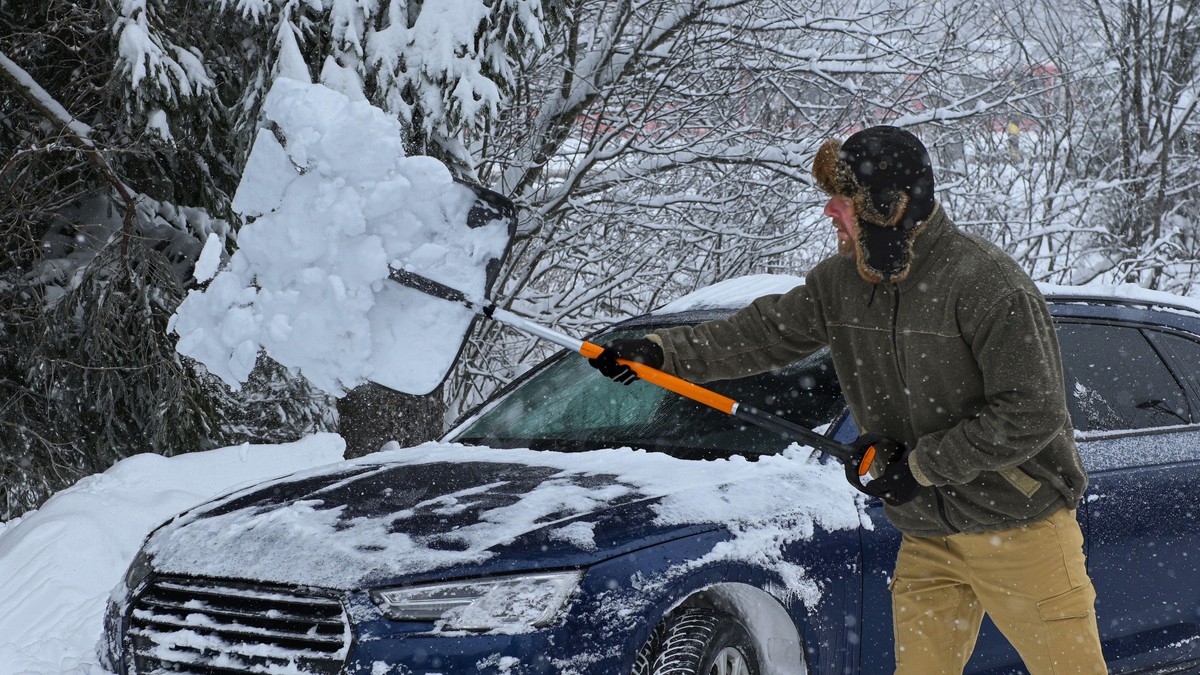 Čišćenje snega sa lopatom  
