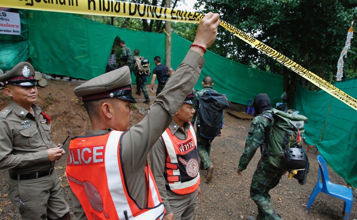 Służby ratunkowe przed jaskinią w Tajlandii