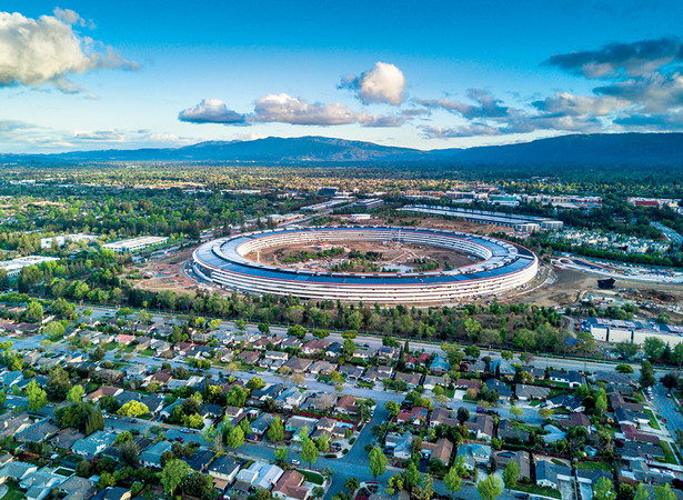 Nowa siedziba koncernu Apple w Cupertino w stanie Kalifornia fot. Uladzik Kryhin /Shutterstock