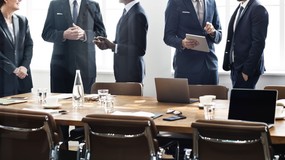 Nauczyciel opuścił zajęcia z powodu sesji rady gminy? Dyrektor musi potrącić mu część wynagrodzenia