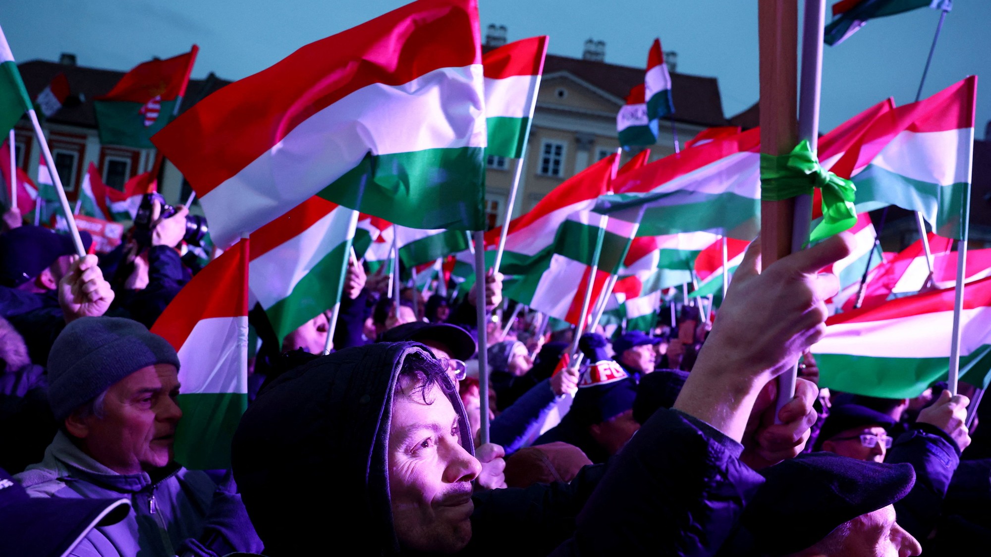 Ľudia na predvolebnom mítingu v maďarskom Győri, 27. marca 2026