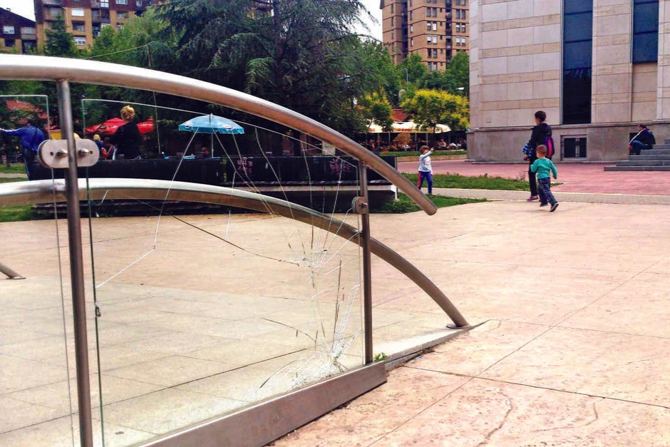 Naprska staklena ograda