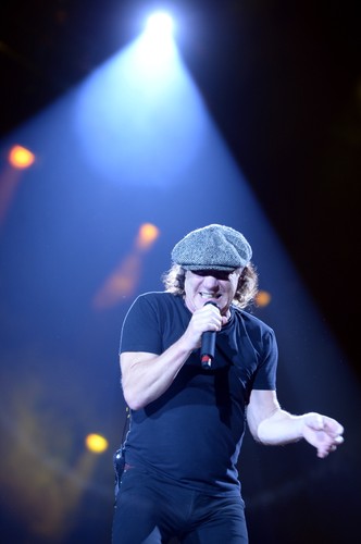 Brian Johnson podczas koncertu w Warszawie
