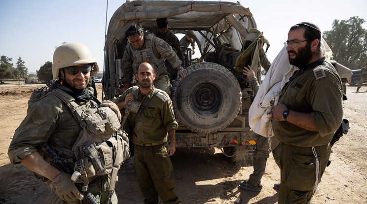 Túszcserére készülnek az izraeli oldalon / Fotó: MTI/EPA/CHRISTOPHE PETIT TESSON