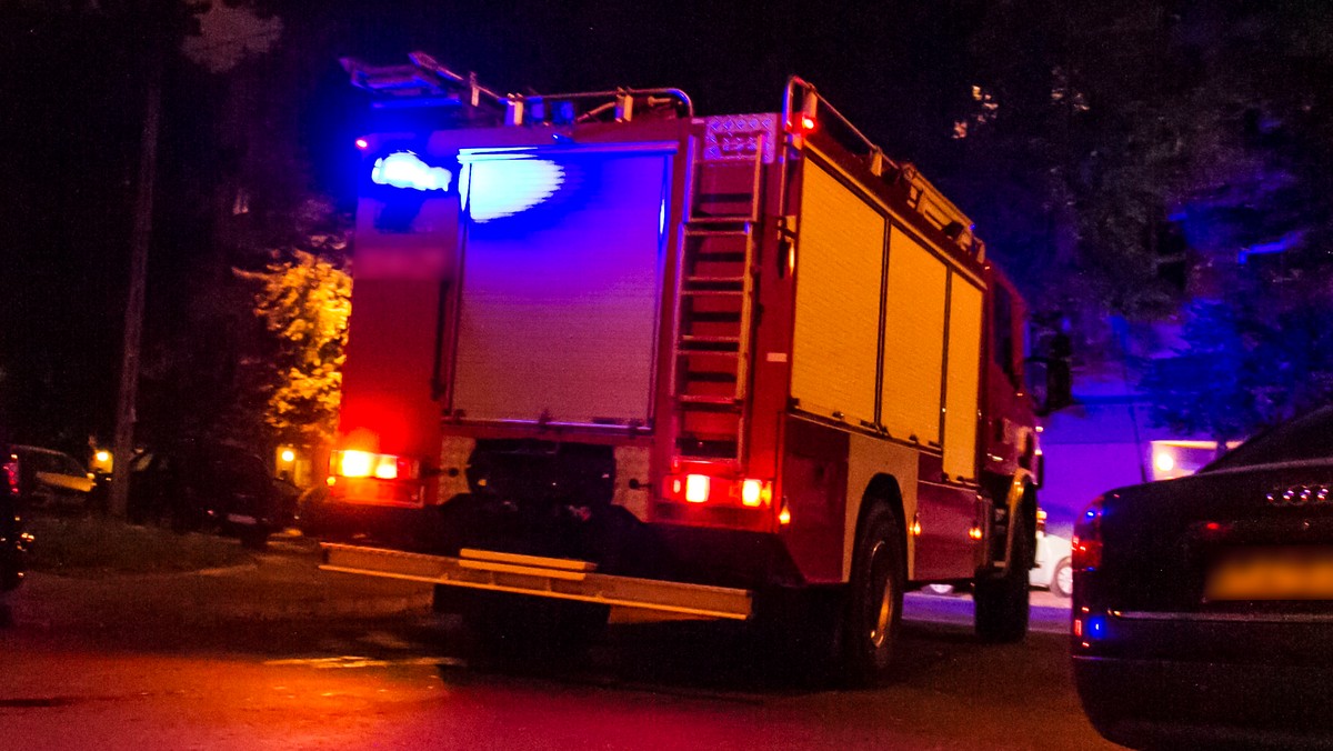 Policja wyjaśnia okoliczności śmierci dwóch osób, których ciała odnaleziono po ugaszeniu pożaru opuszczonego budynku poszpitalnego w Ełku. Tożsamość ofiar na razie nie jest znana.