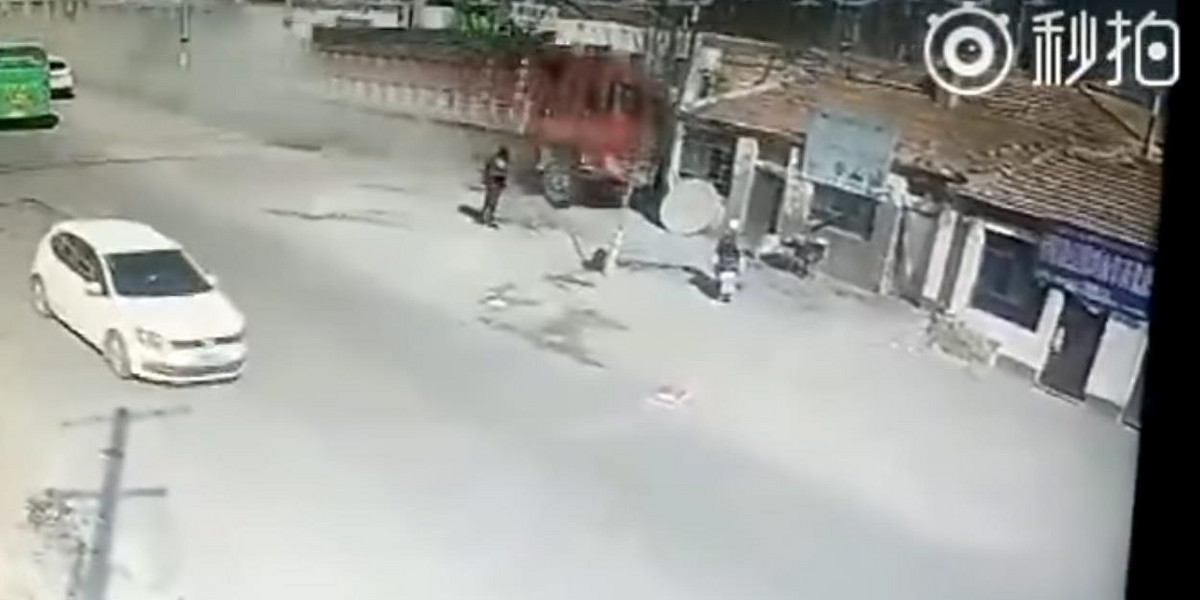 Chiny. Rozpędzona ciężarówka wjechała w budynki mieszkalne miejscowości Ningxia Hui. film z wypadku