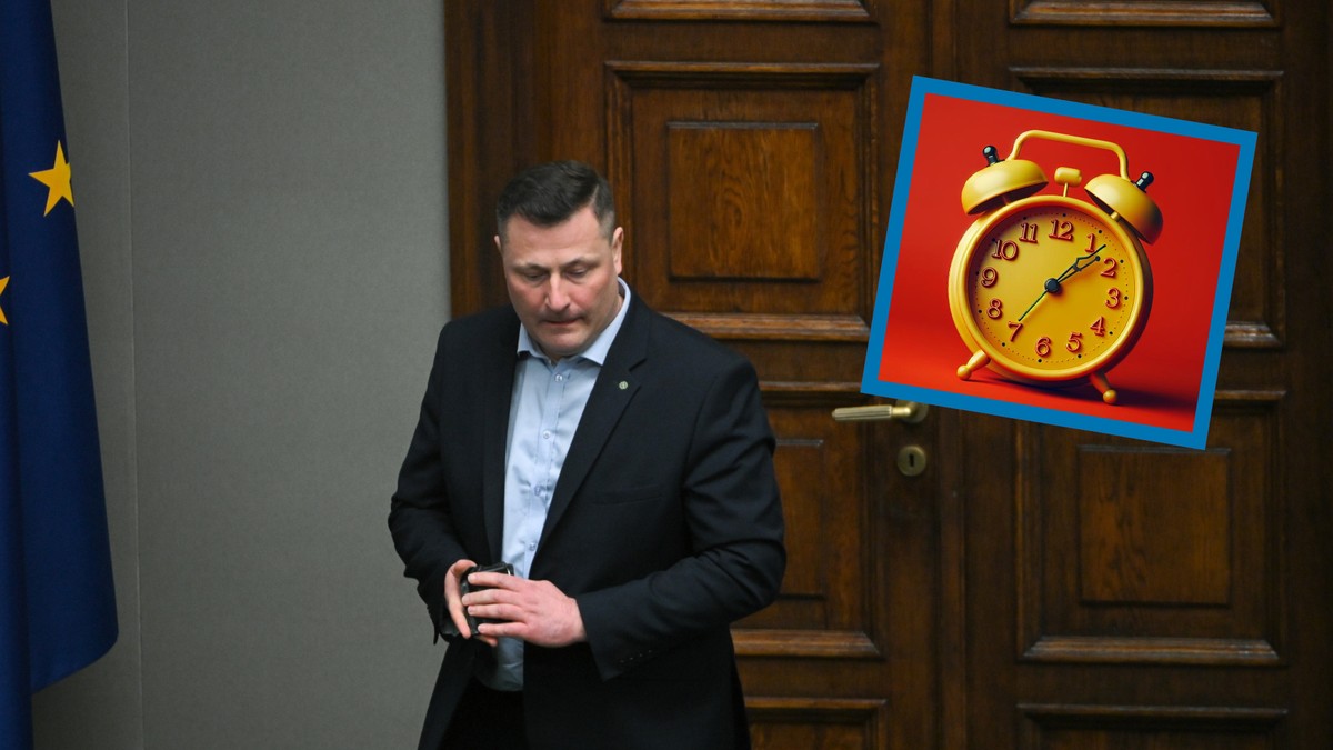 Minister rozwoju i technologii Krzysztof Paszyk; zegar