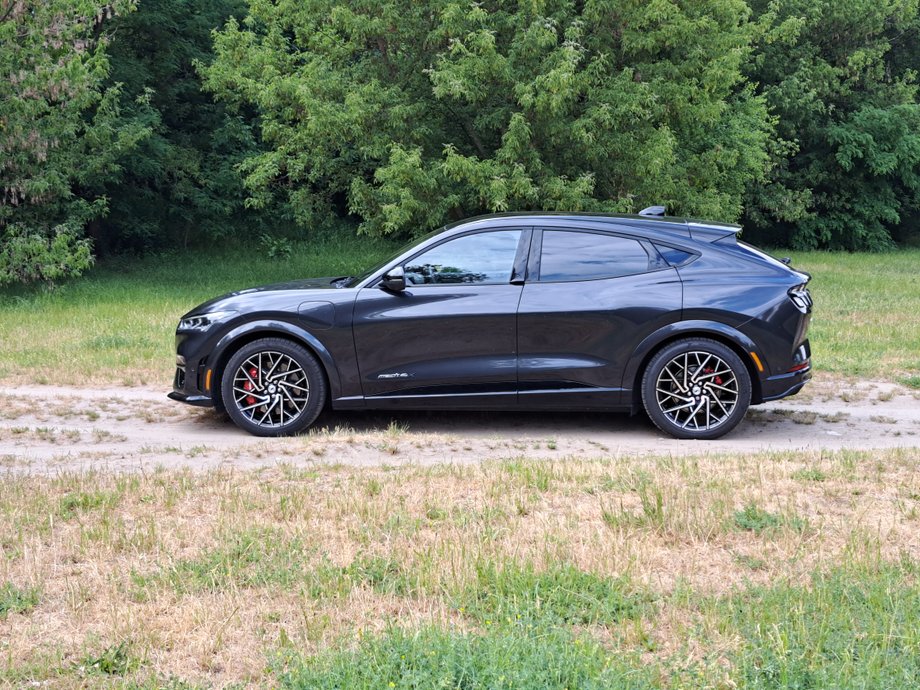 Ford Mustang Mach-E GT to nie jest współczesna odpowiedź na amerykańskie muscle cary. Z boku auto wygląda jak ładnie narysowany, efektowny crossover.