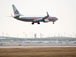 Zaatakował stewardesę i chciał otworzyć drzwi na wysokości 9000 m. Groźny incydent podczas lotu