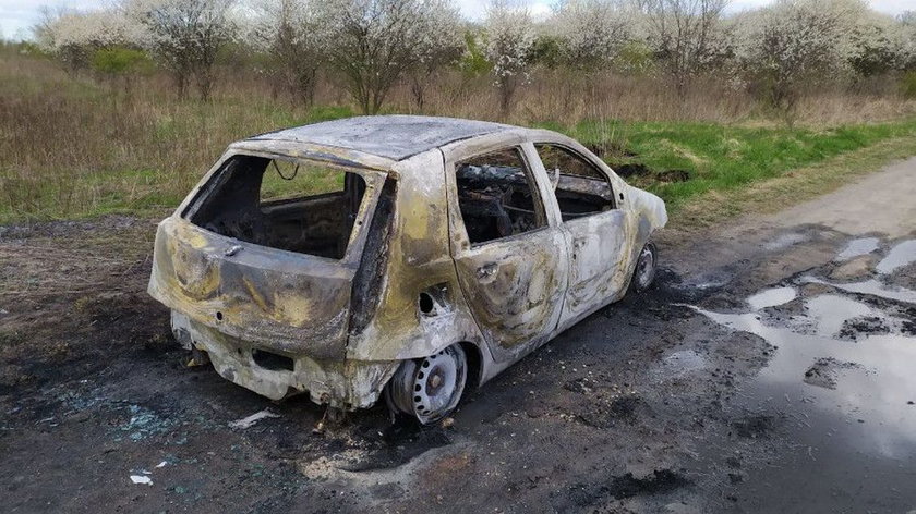 Pożar samochodu pod lasem. W środku znaleziono ciało