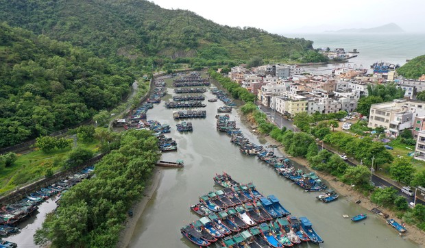 Čamci sklonjeni uoči dolaska tajfuna u specijalnoj zoni saradnje Šendžen-Šanvei u provinciji Guangdong, Kina, 25. jula