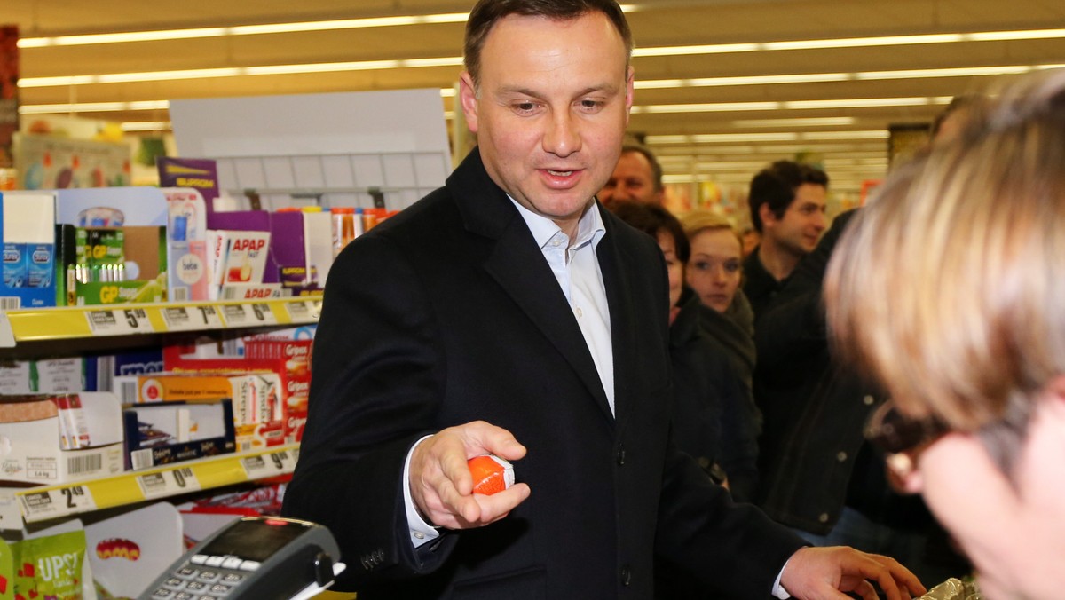 Kandydat PiS na prezydenta Andrzej Duda odwiedził w piątek Skalite na Słowacji, gdzie obowiązuje euro oraz Milówkę w woj. śląskim; w obu miejscach zrobił zakupy. W słowackim supermarkecie zapłacił 13,29 euro, czyli ok. 54 zł. W Polsce podobny koszyk kosztował go 37,02 zł.