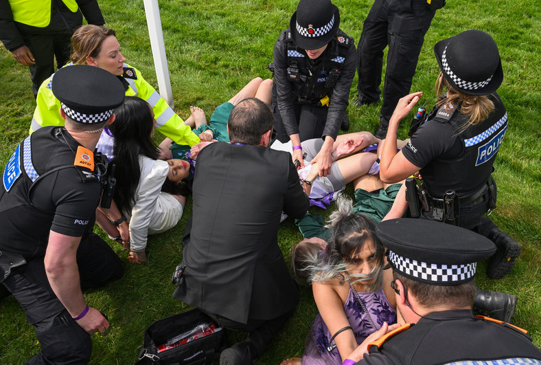 Platynowy Jubileusz królowej Elżbiety II przerwany. Obrońcy praw zwierząt wbiegli na tor Epsom Derby