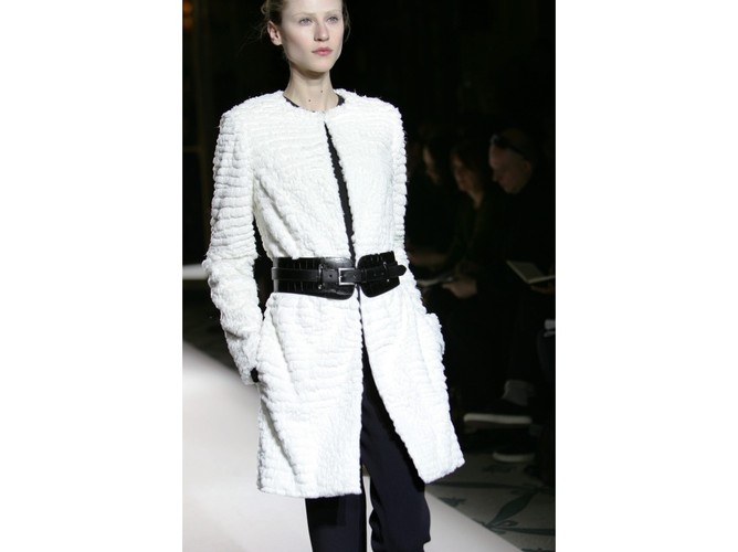 Wciąż modny będzie pasek podkreślający talię, noszony na wierzchnim okryciu - tutaj w kolorze kontrastującym z płaszczem