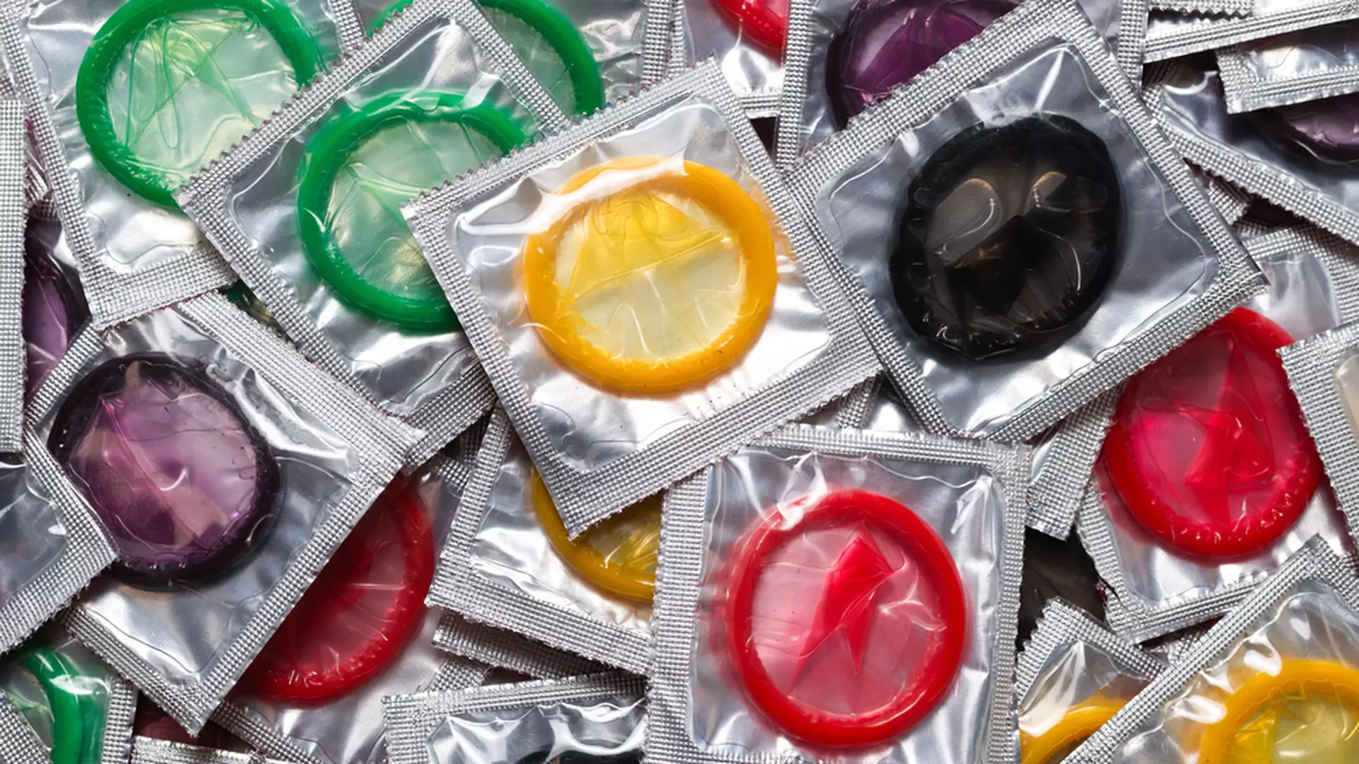 Brakuje kondomów, a rząd rozkłada ręce. "Musimy myć prezerwatywy przed ponownym użyciem"