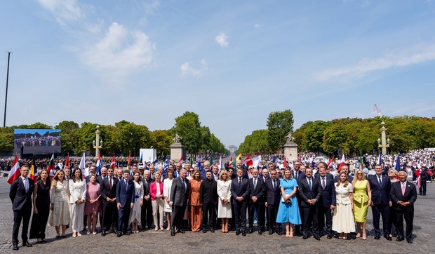Vučić na fotografiji nakon vojne parade u Parizu