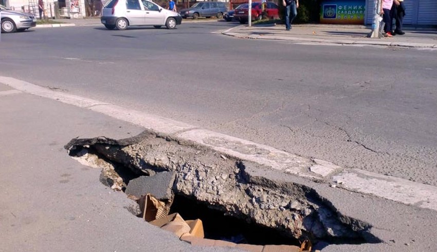 Rupa na trotoaru u Borči