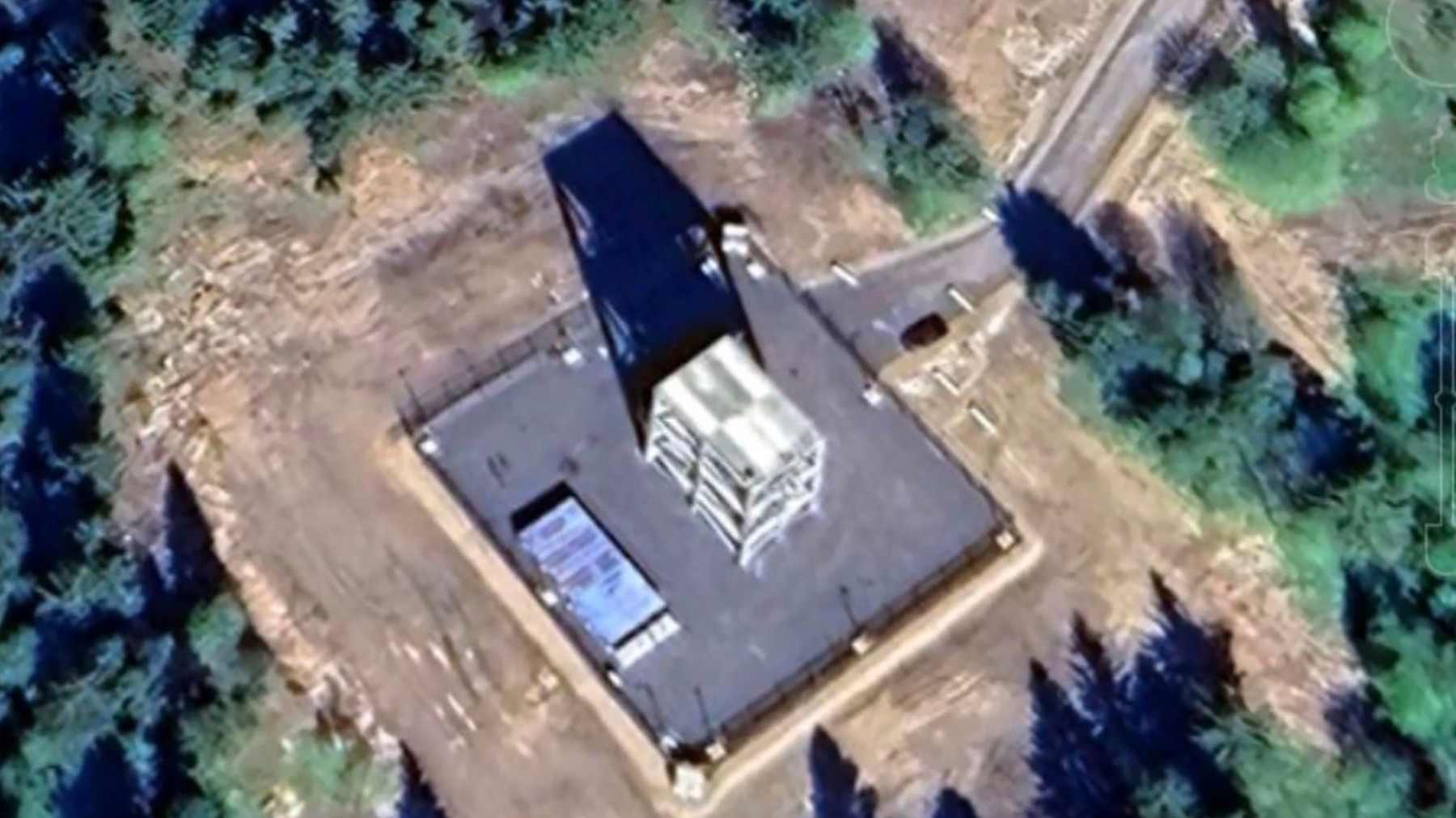 În mijlocul pădurii, Vladimir Putin și-a instalat 30 de turnuri de apărare antiaeriană în jurul vilei de vacanță