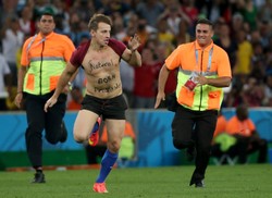 "Urodzony dowcipniś" wtargnął na murawę w czasie finału mundialu