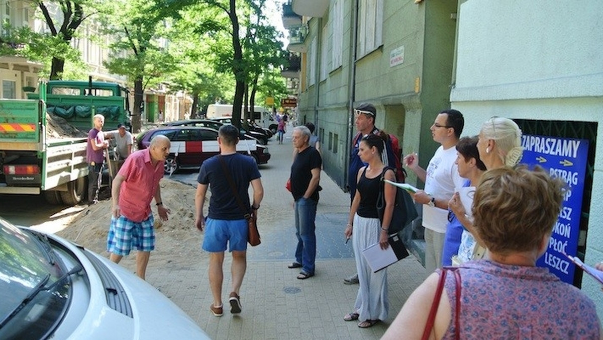 Samochody na Szamarzewskiego miały parkować równolegle. Przynajmniej tak chciał ZDM. Mieszkańcy jednak, wolą ustawiać samochody jak zawsze, na skos.