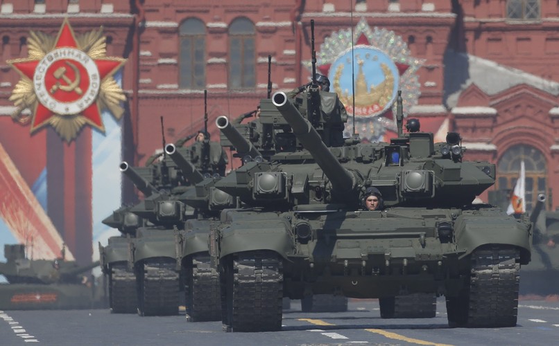 Następnie przez plac przejechało około 130 jednostek naziemnego sprzętu wojskowego. Zaprezentowane zostały egzemplarze najnowocześniejszego uzbrojenia, jakim dysponują rosyjskie siły zbrojne, w tym - czołgi T-14 Armata, pokazane po raz pierwszy na defiladzie w zeszłym roku. Pojazdy opancerzone Tigr, które od kilku lat prowadzą kolumnę sprzętu pancernego, pojawiły się wyposażone w nowy moduł karabinowy - Arbalet-DM. Ponownie pojawiły się, pokazane po raz pierwszy w zeszłym roku, wielogłowicowe pociski balistyczne dalekiego zasięgu na mobilnych wyrzutniach RS-24 Jars. Przez Plac Czerwony przejechały również czołgi T-90A, bojowe wozy piechoty WMP-3, transportery opancerzone desantu Rakuszka, transportery opancerzone Bumerang, transportery opancerzone z napędem na sześć kół Tajfun-U (Ural). Zaprezentowano też w zmechanizowanej części parady opancerzone transportery z napędem na sześć kół Tajfun-K (Kamaz), transportery opancerzone BTR-82A, samobieżne haubice Msta-S, rakiety operacyjno-taktyczne Iskander-M, systemy rakiet przeciwlotniczych Buk-M2, baterie przeciwrakietowe i przeciwlotnicze S-400 Triumf oraz Pancir-S. Czołgi T-90, EPA/YURI KOCHETKOV Dostawca: PAP/EPA.