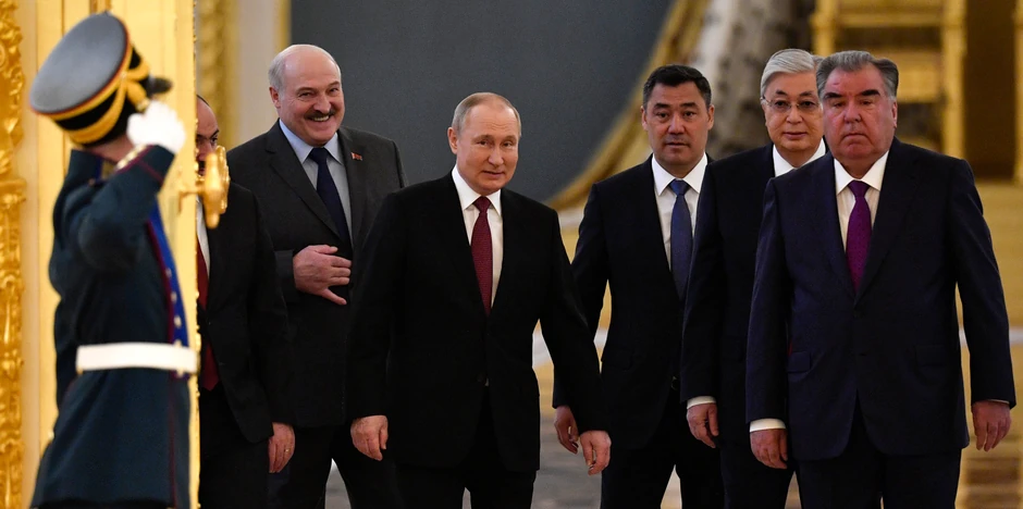L-R Nikol Pašinjan, Aleksandar Lukašenko, Vladimir Putin, Sadir Žaparov, Kasim Žomart Tokajev i Emomali Rahmon u maju u Moskvi