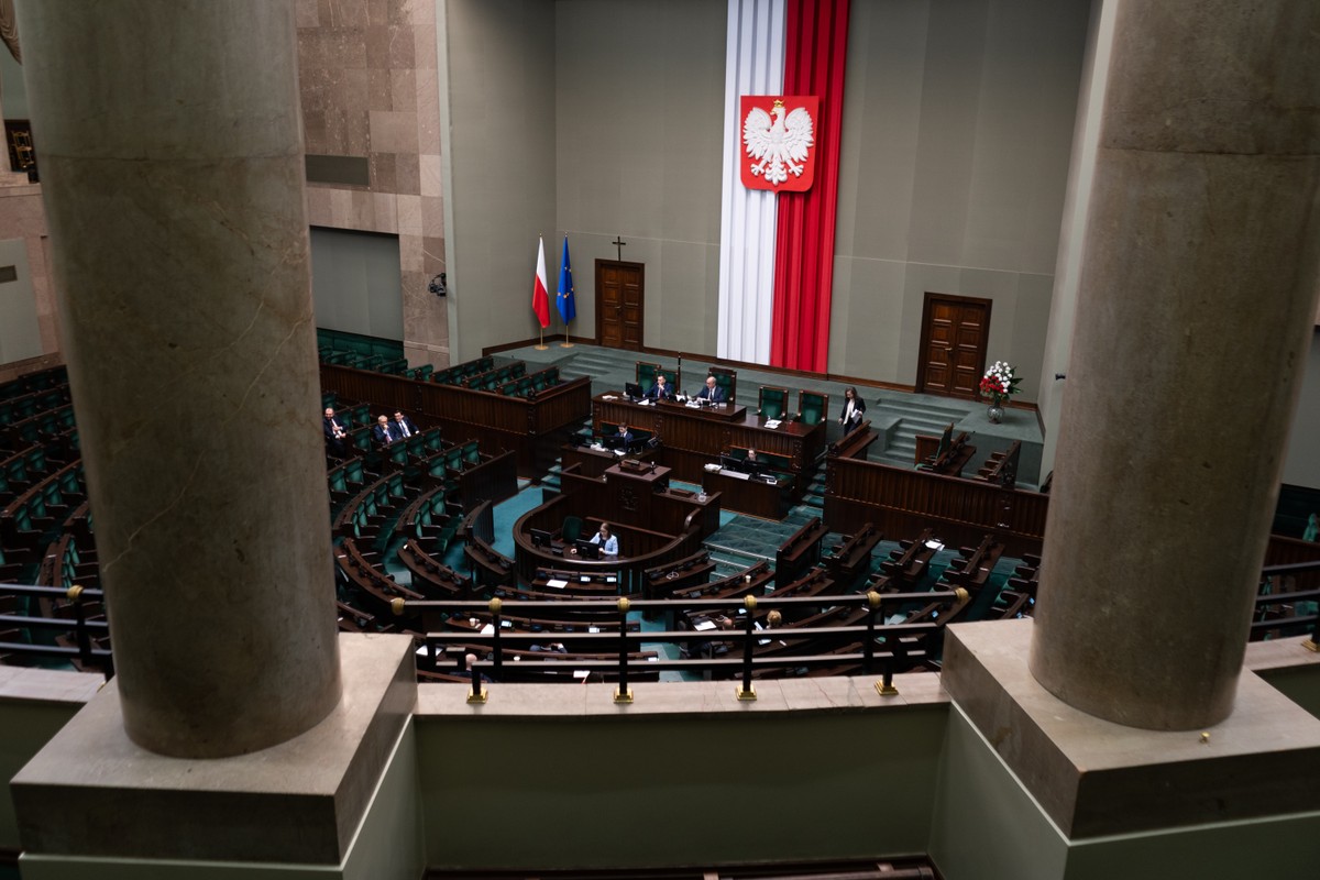 Poprawki zaproponowane przez komisje senackie przywracają brzmienie ustawy w kształcie przedłożonym przez rząd. Oznacza to wykreślenie poprawek przyjętych przez Sejm na wniosek posłów Polski 2050.