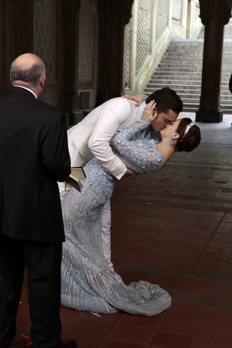 Ed Westwick i Leighton Meester w serialu 'Plotkara'