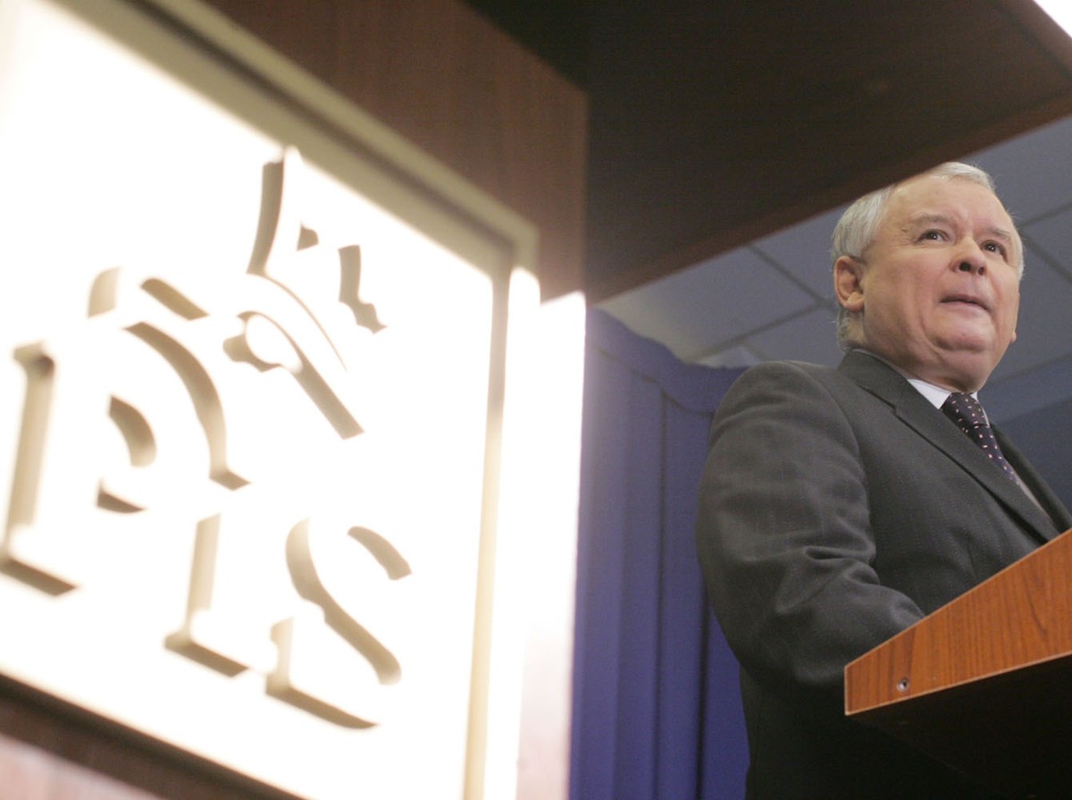 Logo PiS, na drugim planie Jarosław Kaczyński