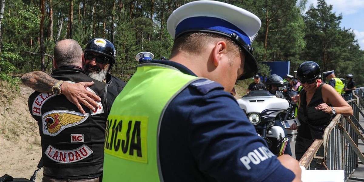 Policjanci w gotowości