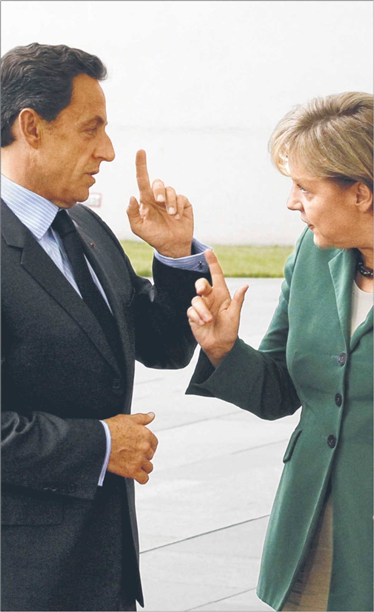 Nicolas Sarkozy i Angela Merkel forsują pomysł, by banki też zapłaciły za ratowanie Grecji Fot. Reuters/Forum