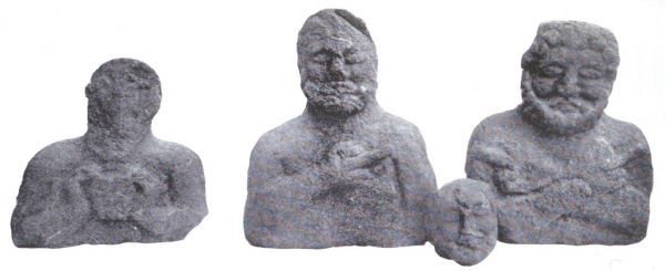Gest pokazania środkowego palca widoczny na rzymskich figurkach (domena publiczna)