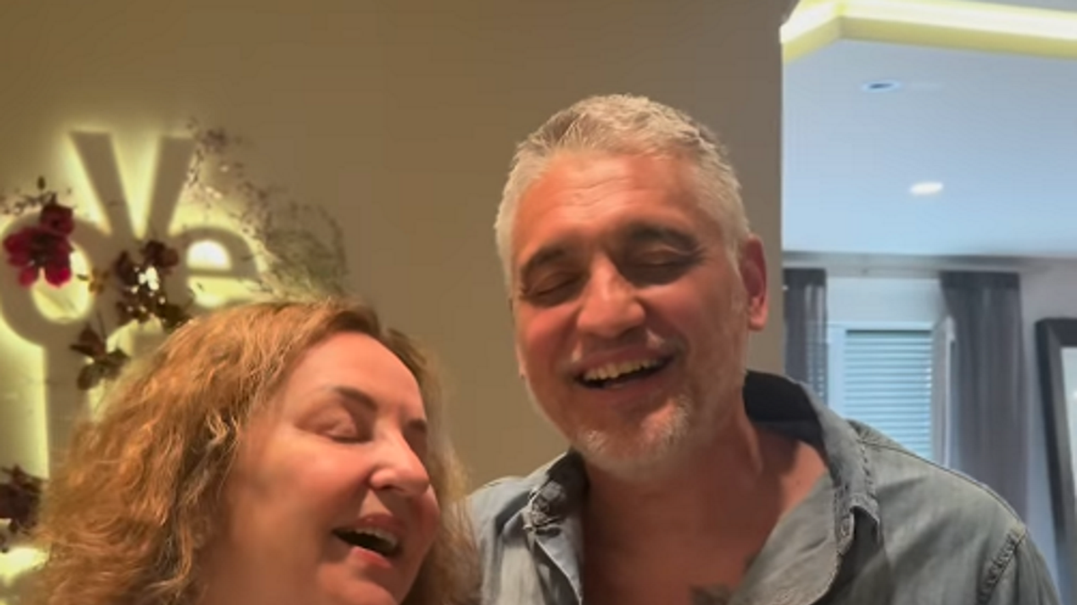 (VIDEO) SLAVLJE U STANU ČEDE JOVANOVIĆA NA NOVOM BEOGRADU Ana Bekuta ga iznenadila, on je ljubi i grli: Upala u stan, Kos snimio sve