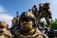 Żołnierze Rosyjskiego Korpusu Ochotniczego w wojskach Ukrainy pozują do zdjęć w bazie w obwodzie Sumskim, po powrocie z ataku dywersyjnego na pozycje rosyjskie w Biełgorodzie.