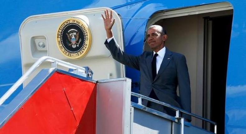 Obama arrives in Manila for APEC summit, bilateral meetings