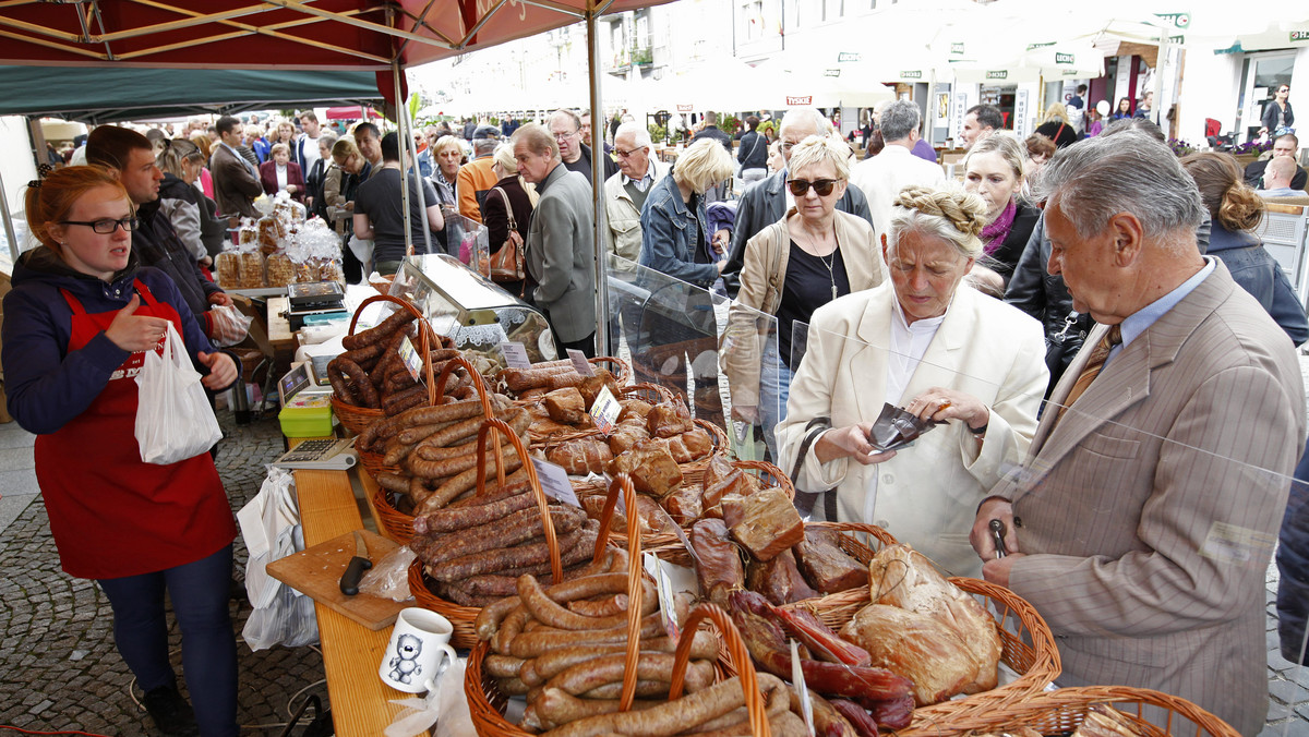 Rękodzieło ludowe, w tym drewniane rzeźby, wyroby z wikliny, ceramika, obrazy, wycinanki, tkaniny i regionalne jedzenie - to oferta jarmarku w Białymstoku, nawiązującego do tradycji z czasów Jana Klemensa Branickiego. W tym roku 140 wystawców z Polski, Białorusi, Litwy i Ukrainy rozlokowało swoje stragany wokół miejskiego ratusza.