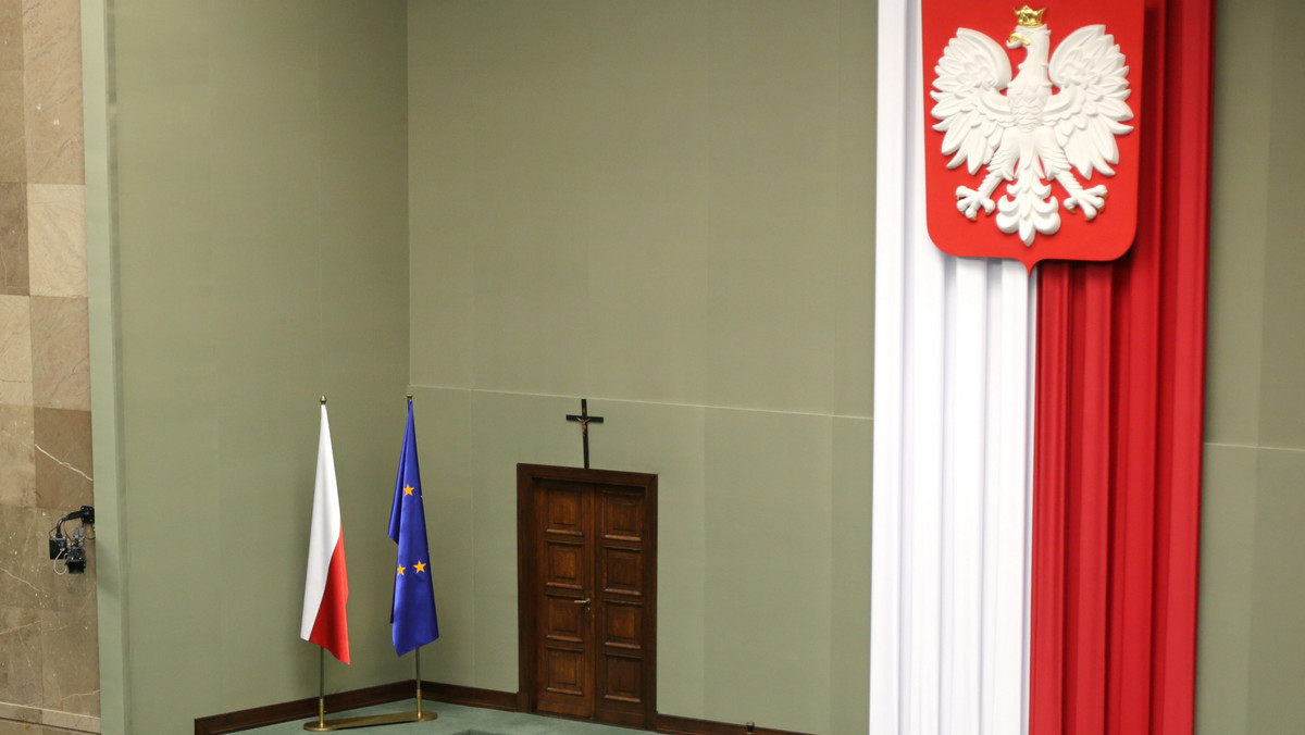 Posłowie klubu Lewicy są przeciw umieszczaniu symboli religijnych, w tym krzyży, w Sejmie, ale - jak deklarują - nie będą walczyć, aby je stamtąd usuwano. Posłanka Lewicy Joanna Senyszyn będzie jednak namawiać pozostałych posłów, aby złożyli pismo ws. usunięcie krzyża do marszałek Sejmu.