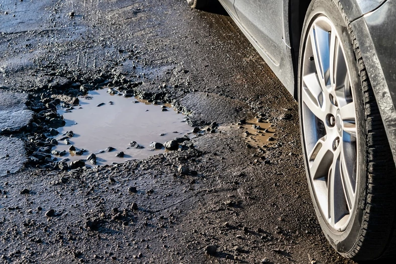 Uszkodziłeś auto na dziurze? Przysługuje ci odszkodowanie