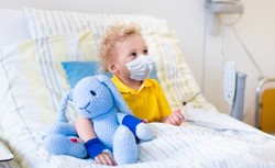 Oddziały pediatryczne obłożone. Przez kumulację zachorowań na covid, grypę i RSV