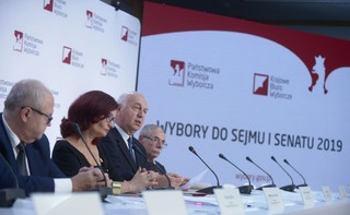 PKW: Frekwencja w wyborach parlamentarnych na godz. 17 wyniosła 45,94 proc.